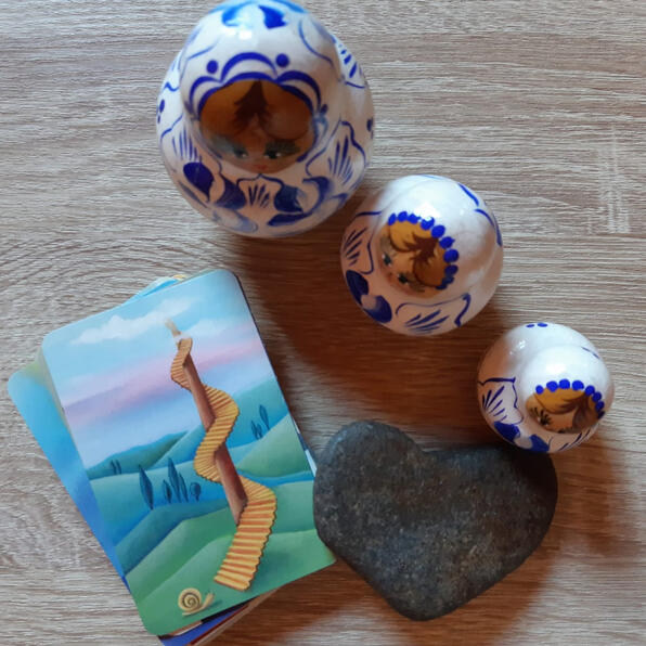 Dans ma besace d'accompagnante professionnelle, je vous propose : - une écoute inconditionnelle - une présence à vos côtés - des explorations autour des émotions, des besoins de votre corps, de l'expression de soi - des temps de relaxation